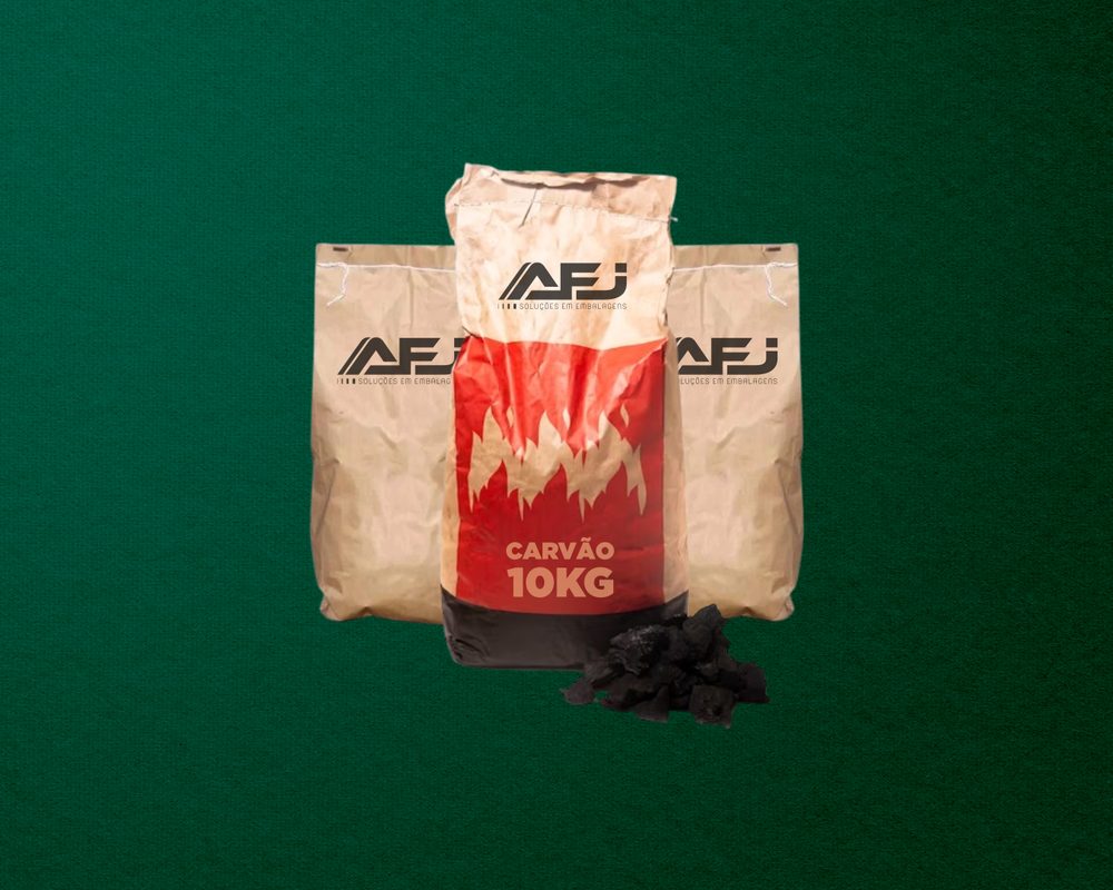 Sacos de carvão com a marca AFJ sobre fundo verde