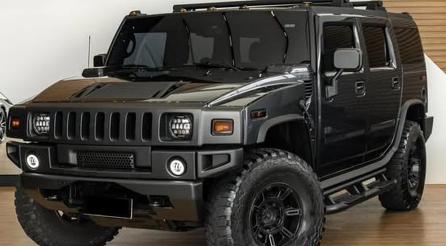 Hummer H2 preto de frente