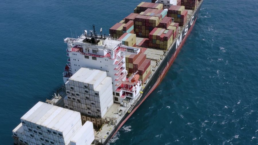 Navio porta-contêineres visto de cima, de dia